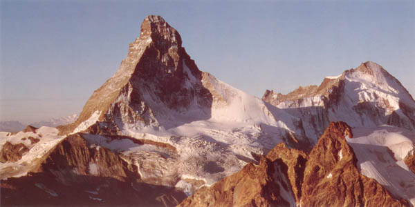 Widok z Metterhorn w kierunku północno-wschodnim na Matterhorn i Dent d'Hérens. Widoczna ostroga prowadzi z Zermatt na Unter Gabelhorn, fot. Willi Burkhardt.